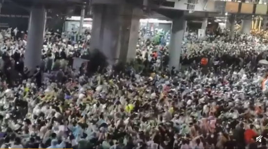 泰國曼谷再次爆發大規模抗議，示威者舉出反政府「三指」手勢表達不滿