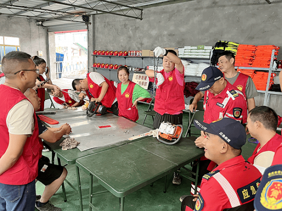 涪陵區華岩應急救援隊「國慶節」開展油鋸拆卸組裝訓練