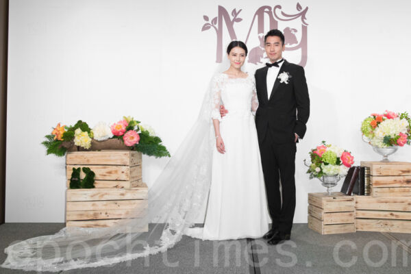 高圆圆携女现身机场 6岁瑞娅像长发版赵又廷