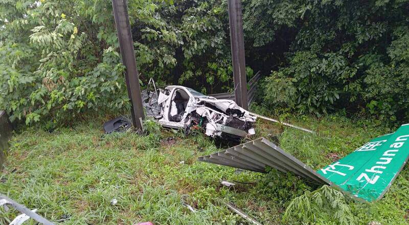 天雨路滑  竹縣國道男子開車自撞護欄  衝出邊坡輕傷