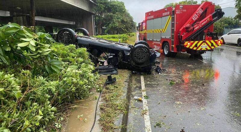 詭異！台中轎車大雨自撞翻車 警察馳抵：人不見了
