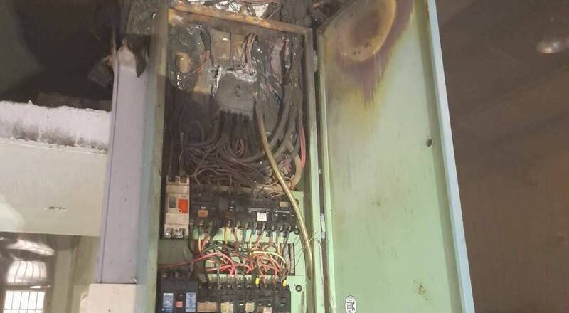 住宅配電箱起火燃燒 86歲老翁做「這件事」讓消防員都說贊