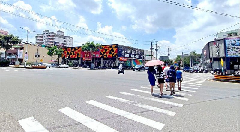 74岁高龄驾驶撞行人怪「前车」  监视器却只出现他1车