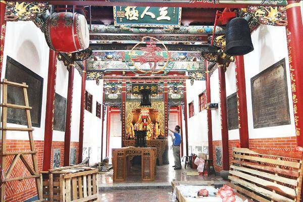 怨神明欺骗！ 台南前庙公清晨砸蛋开基武庙神像挨罚