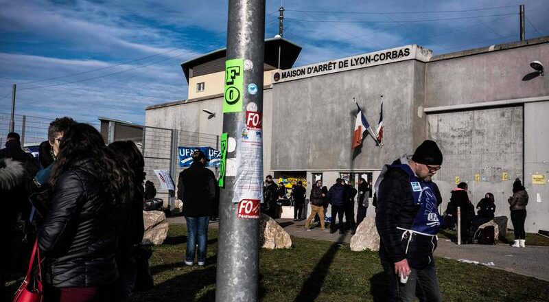 法国囚犯藏身获释狱友包包越狱 监狱局承认失职