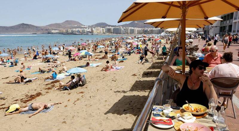 太贵玩不起！外国游客爆多推高物价 西班牙人难享自家海滩