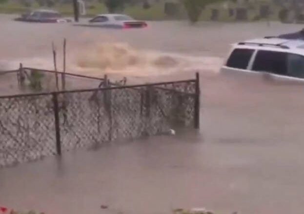 美国一家人因洪水撤离后 房屋发生爆炸