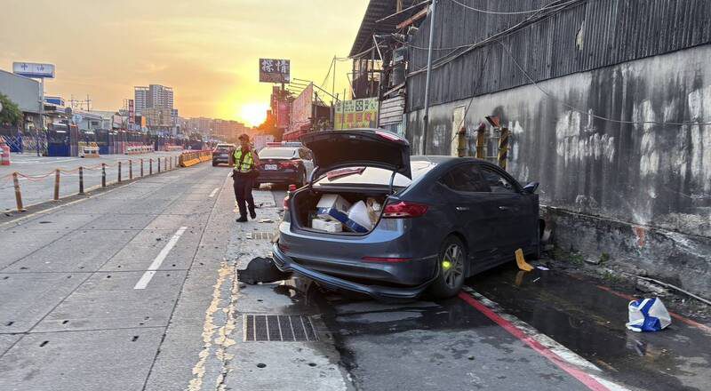 妙齡女開車不明原因失控 自撞路邊圍牆陷入昏迷