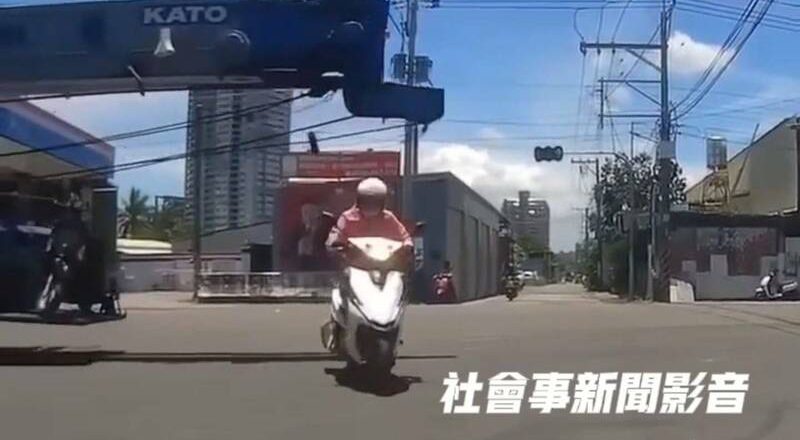 太驚險！ 吊車路口闖紅燈迎面來 女騎士低頭閃過吊臂保命