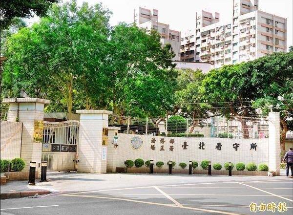 怀疑舍友偷吃  北所收容人逼对方全裸坐马桶还捆绑手脚