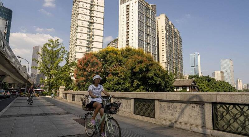 感情纠纷！中国男挥刀砍杀女友 2劝架同事遭波及送医