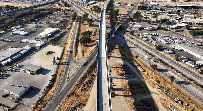 加州高铁花17年烧千亿美元还没盖好 川普痛斥骗局宣布终止补助