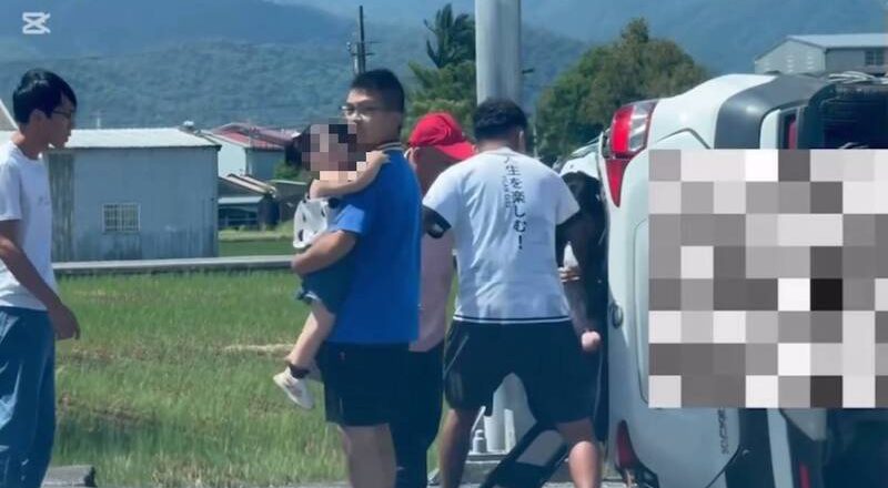 人間最暖畫面曝！宜蘭三星車輛翻覆  眾人衝上前抱出受困女童