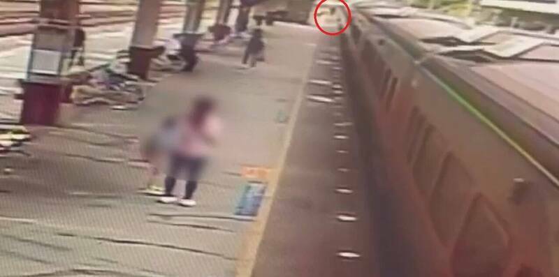 跳上自强号夹缝「撑」7分钟 71岁翁到案：赶时间才跳上去