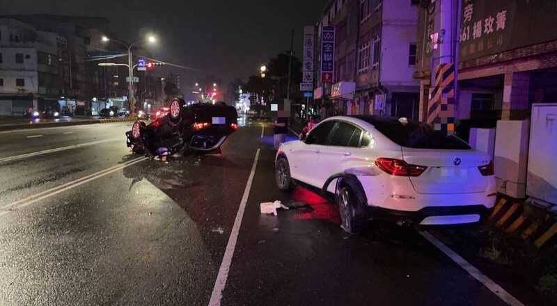 精神不濟？高雄男凌晨自撞路邊汽車 翻車受傷