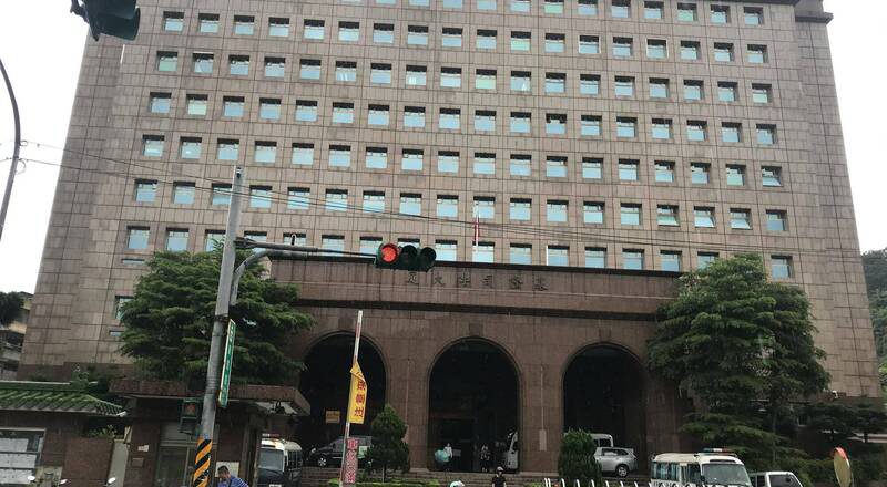 男子遇拦检竟吞白色结晶体 警急挖出反被狠咬判4月徒刑