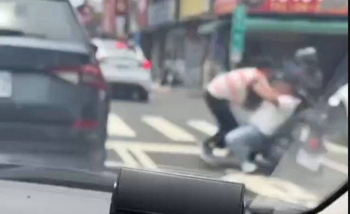 騎單車逆向險撞機車騎士 雙方口角打架雖不互告警仍送辦
