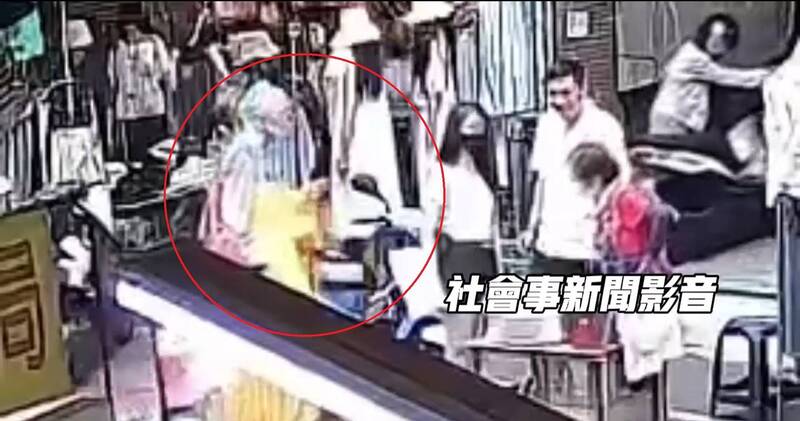 高雄市場驚見和尚假化緣真偷竊 趁機摸走機車上手機