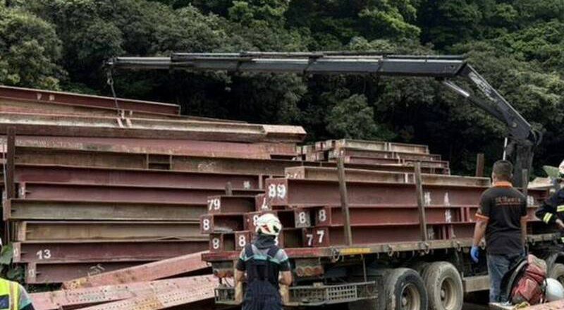 遭大批鋼樑重壓   彰化25歲吊車司機命喪工地