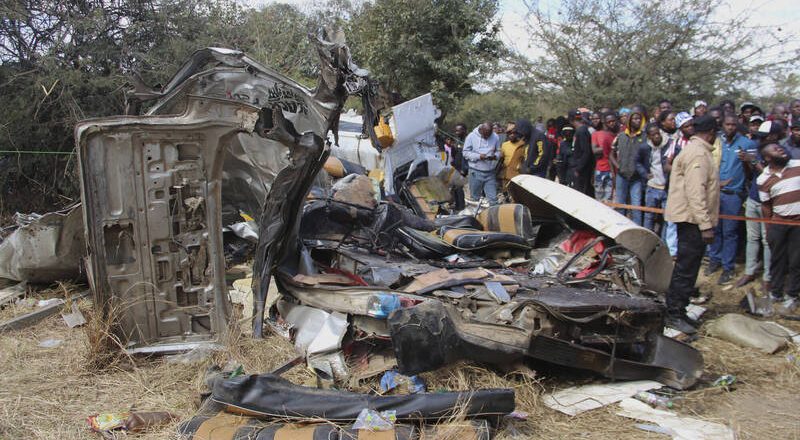 辛巴威巴士與卡車迎頭相撞 17人當場死亡