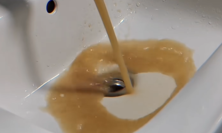 杭州粪水事件持续延烧！1网友「造谣」被逮、民众疯抢矿泉水