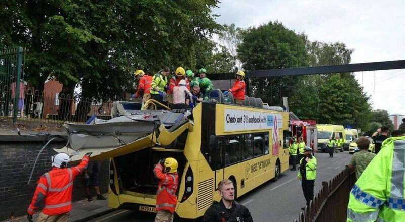 雙層巴士撞橋「削頂」！乘客飛出車外20人傷