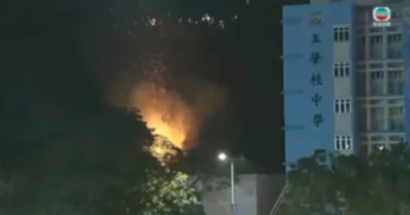 更新：香港住宅大樓火勢蔓延 附近中學山林起火