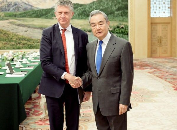 繼法國後再提捍衛二戰成果 王毅向英國安顧問說:盼英國堅守一中原則