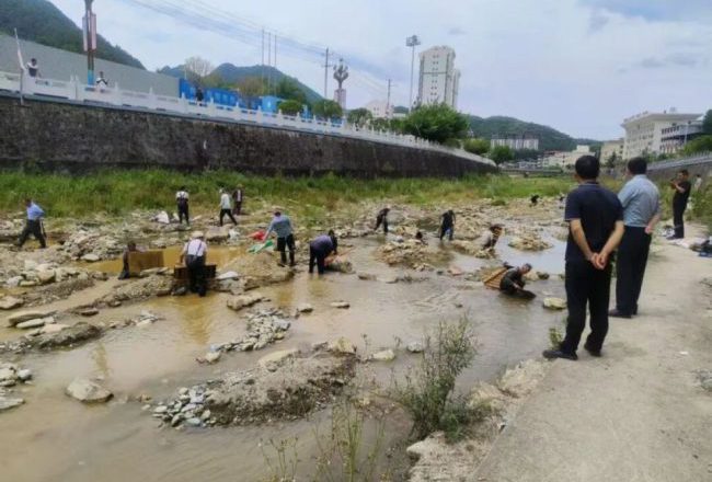 在中國，「無路可走」的人 下河去淘金