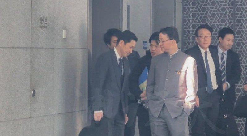 中國嬰兒被放旋轉餐桌拿紅包 引發中日網友罵戰