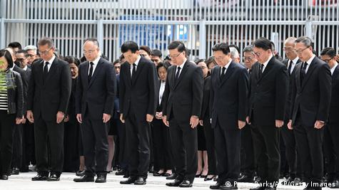 香港大火156人罹難  李家超被嗆為何不下台