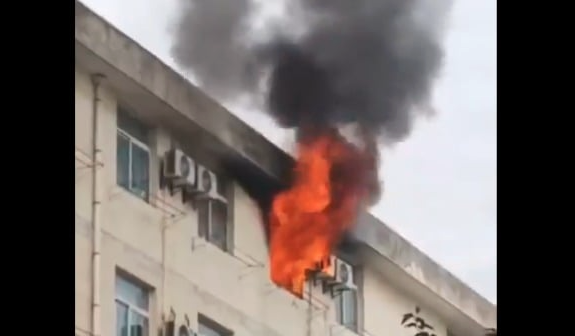 傳西安科大宿舍突發大火 火勢兇猛有學生跳樓