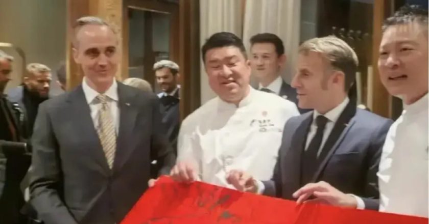 巩俐陪马克龙夫妇吃烤鸭，穿黑衣扎丸子头气场强