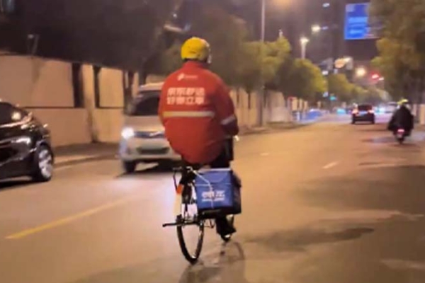 電瓶車被強限速後，上海街頭出現驚人一幕…