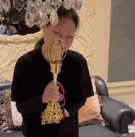 S妈手捧金钟奖落泪！家中大S遗像疑曝光
