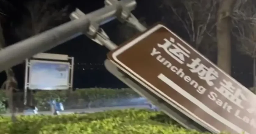 10级大风袭山西运城,数米高景区指示牌被刮倒