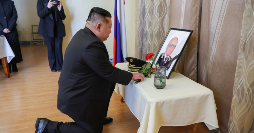 金正恩单膝跪地，向俄罗斯驻朝大使的遗像献花