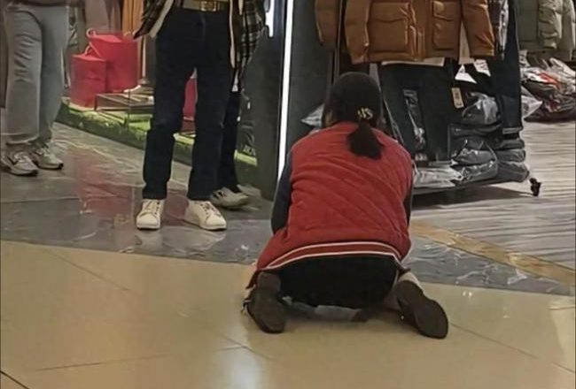 湖北女下跪画面疯传 传求丈夫 网轰冷血真相曝光