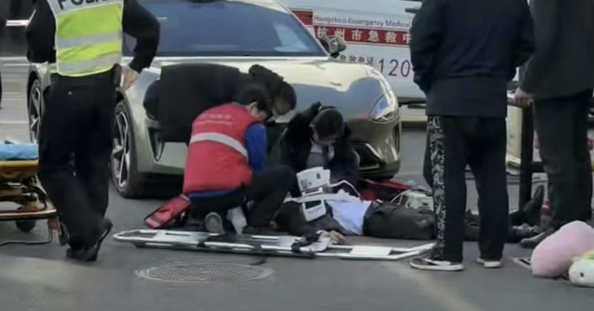 小米汽车又有事故 传车主刚提SU7新车即撞死销售人员