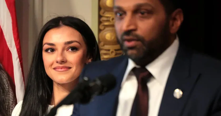 丑闻争议不断，FBI局长被女友公开“催婚”