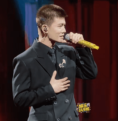 又是红毯！张雨绮葫芦形身材抢镜，贾静雯太敢穿