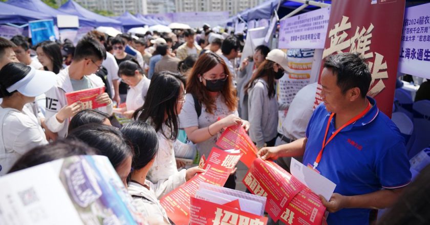 陆11月青年失业率 降至5个月以来最低