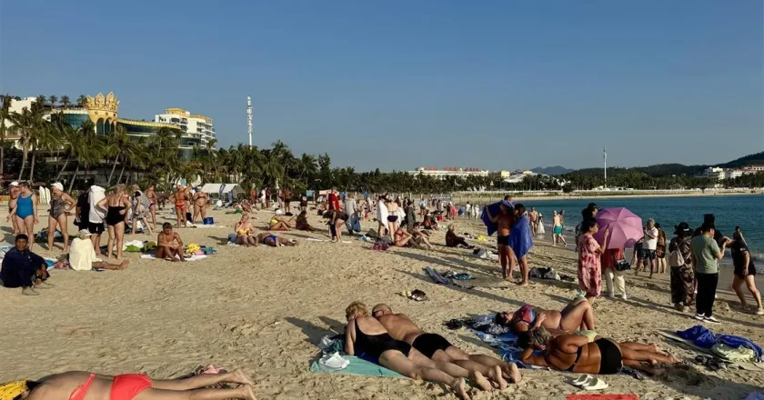 海南封关首日三亚挤满俄游客 海滩广播中俄双语