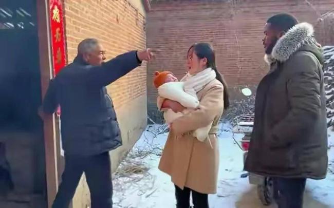 河南女子偷嫁給黑人 生娃後回娘家被拒之門外