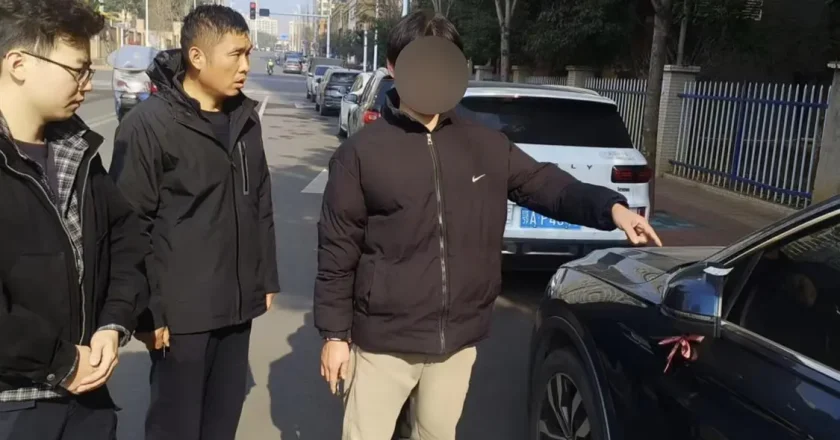 男子自驾游途中囊中羞涩 凌晨张贴“小广告”赚路费