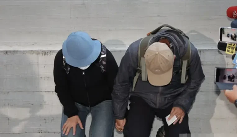 台北致4死11伤袭击案，凶手父母下跪道歉